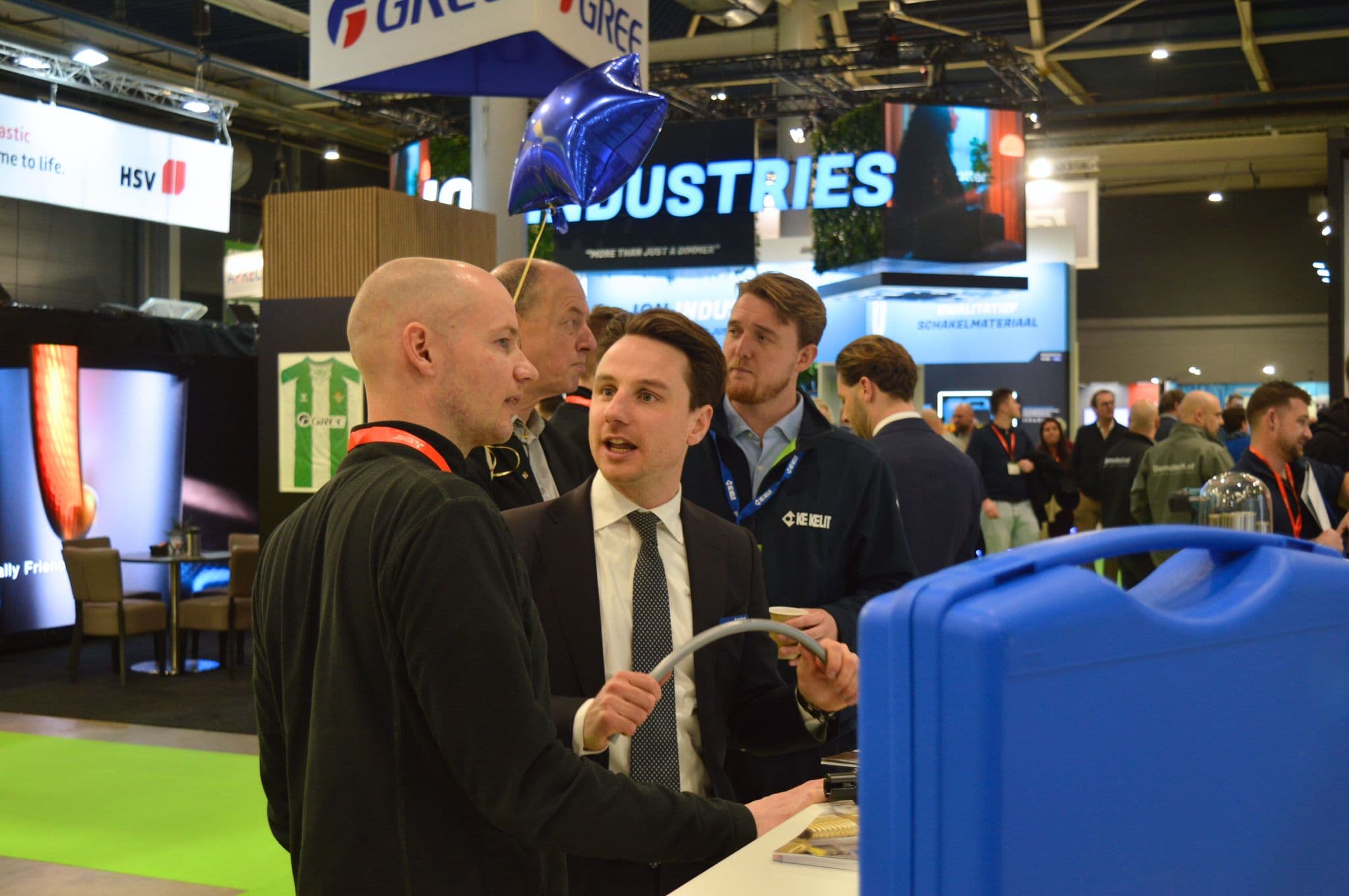 Max en Ebel in gesprek met een klant op een vakbeurs