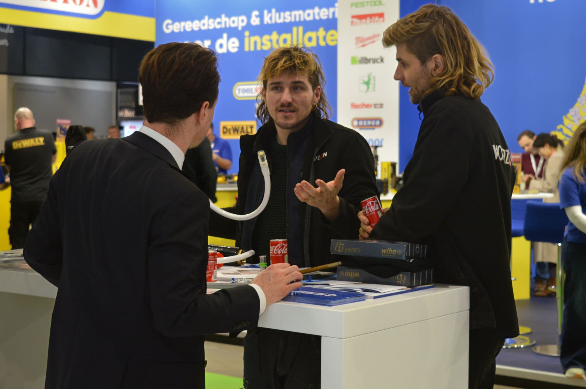 Max Verploegen en Ebel Weelinck in gesprek op een vakbeurs